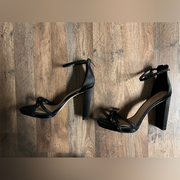 Badgley Mischka Jewel Lexie Knotted Platform Heel - Picture 5 of 5